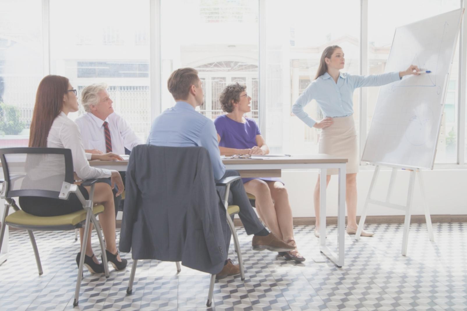 Modernes Arbeitsumfeld bei sultrinovea mit Fokus auf transparente Finanzberatung