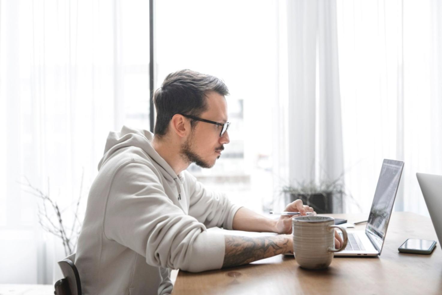 Teamarbeit bei sultrinovea – gemeinsame Analyse von Finanzstrategien