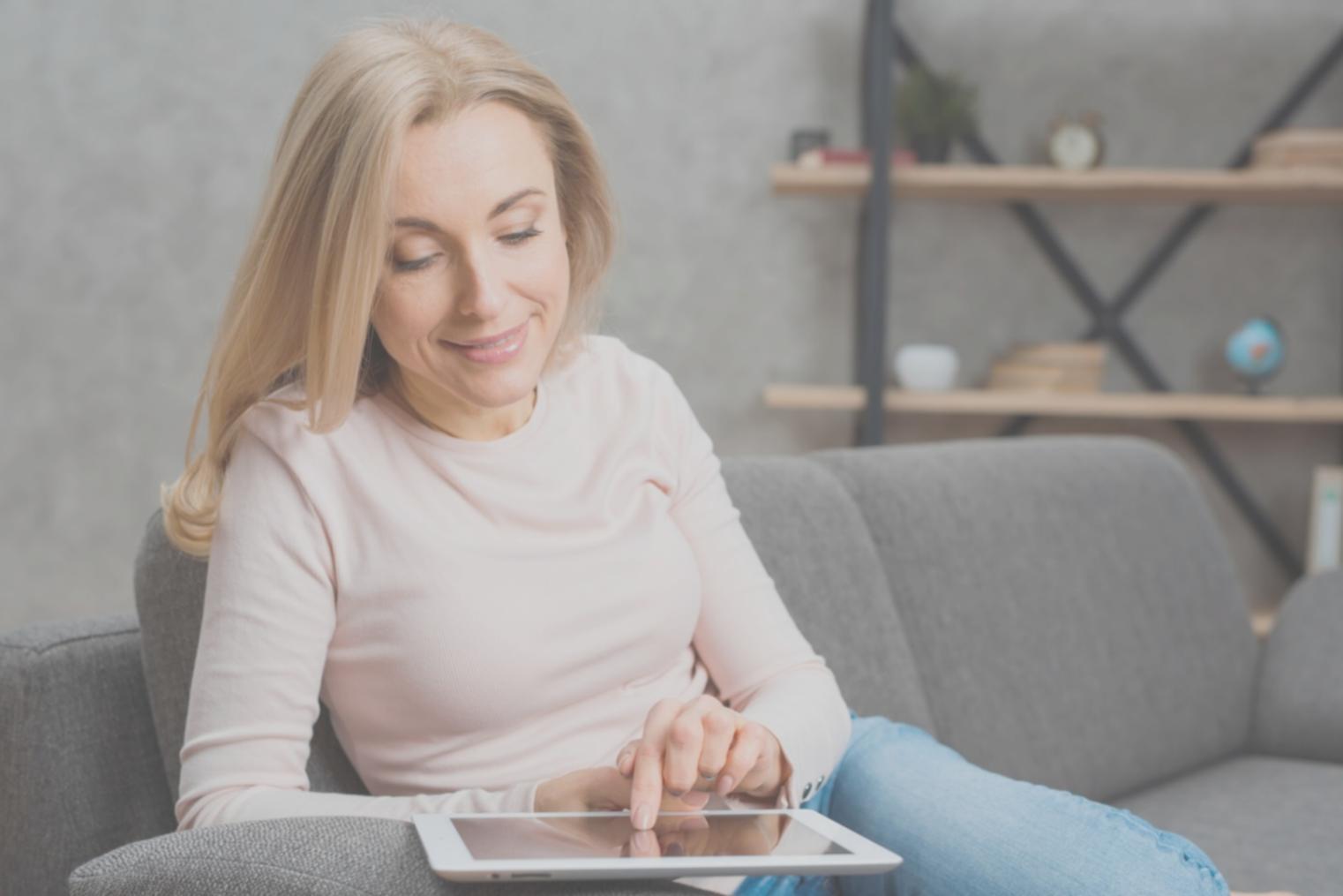 Teilnehmer beim gemeinsamen Lernen und Austausch über Finanzstrategien